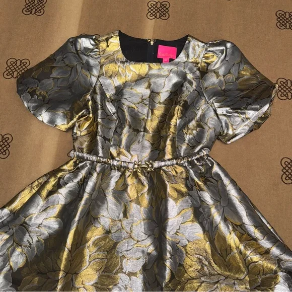 Lilly Pulitzer Priyanka Short Sleeve Dress In Gold Metallic Peony Parade Brocade - Picture 8 of 17